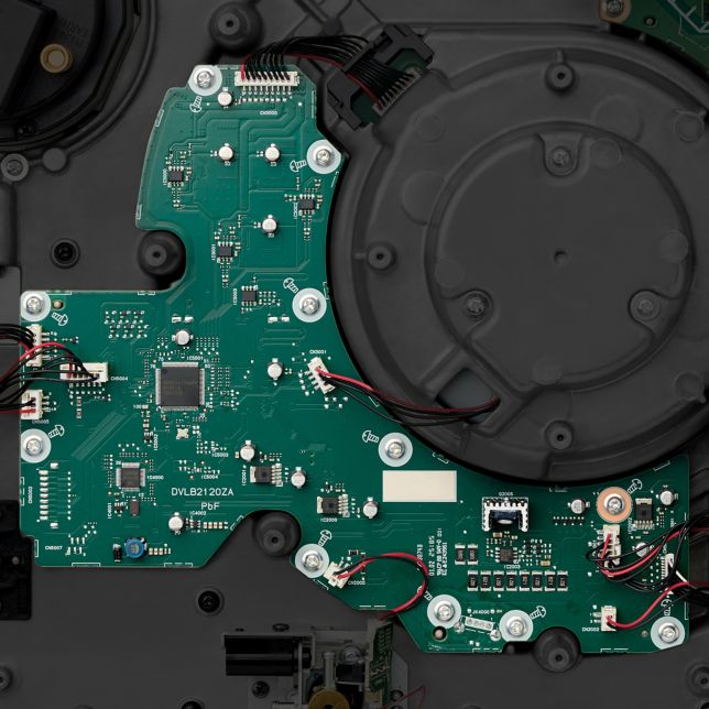 Technics SL-1200GMEES Technics SL-1200GME gramofon s přímým pohonem (antivibrační konstrukce, vysoká citlivost počátečního pohybu, stabilní otáčky), stříbrný 16 Snaha o ideální uspořádání obvodů